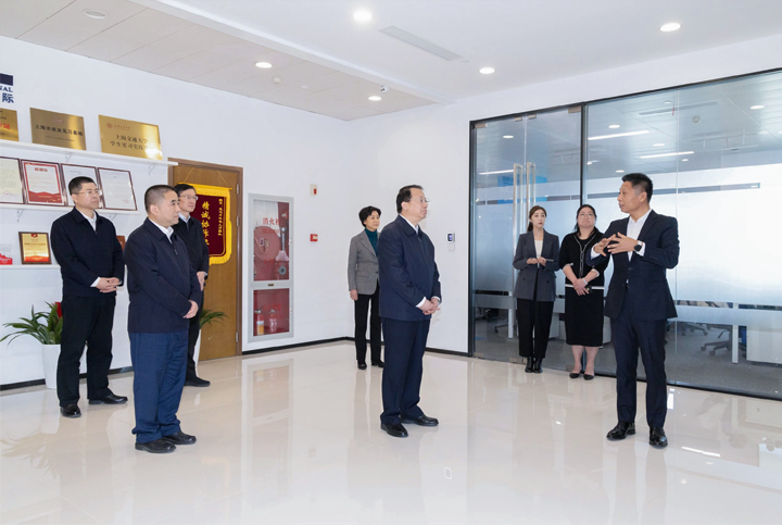 上海市长龚正一行察看AI知名人力资源服务公司DCBOX小金库官网国际的AI赋能人力资源数据动态分析平台